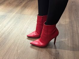 Rote Stiefeletten mit Absatz