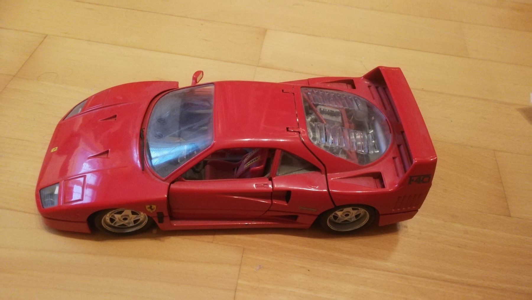 Ferrari Modellini d'auto: Ferrari F40 Modellauto 1:18 – Usato da Glattbrugg venduto da Fleury23