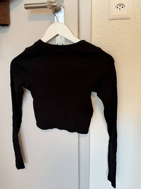 Top: Langärmliges Crop-Top Schwarz – Usato da Bleienbach venduto da Chi_Cari