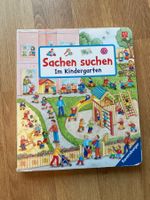 Buch Sachen suchen, im Kindergarten