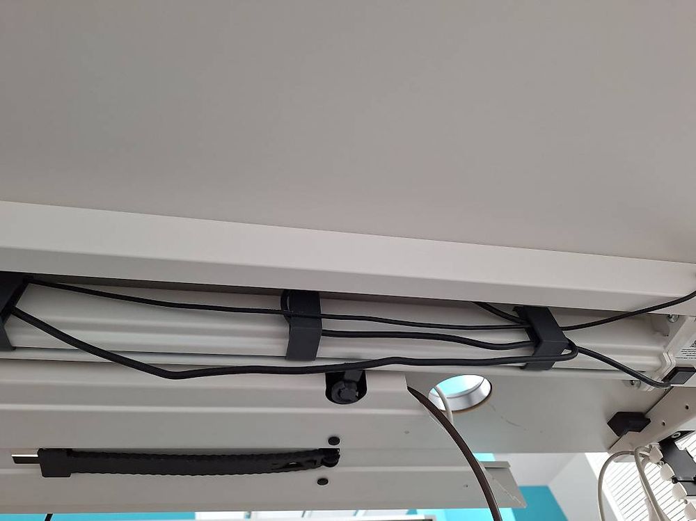 Scrivanie: Elektrisch höhenverstellbarer Bürotisch – Usato da Schüpfen venduto da Luecku 2