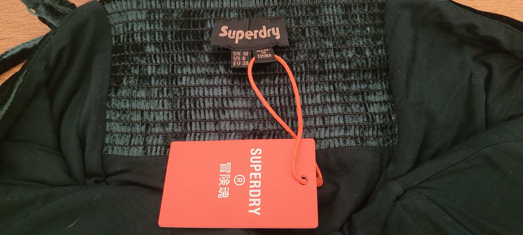 Superdry Vestiti: Dunkelgrünes Samtkleid – Nuovo (secondo la descrizione) da Olten venduto da ali_p5tn 4