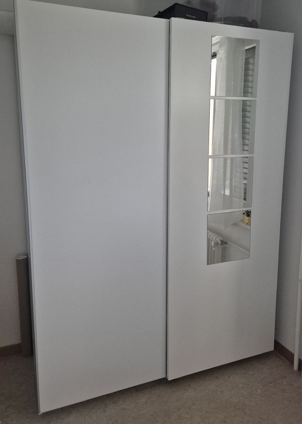 Armadi: IKEA Schrank PAX weiss und 4 Körbe KOMPLEMENT  – Usato da Zürich venduto da bacarozzo