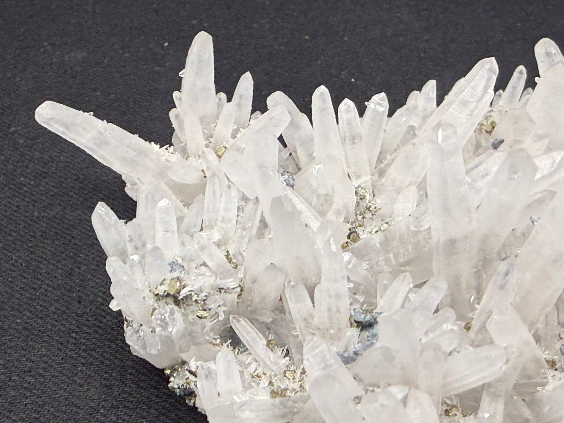 Minerali & Pietre curative: Pyrit auf Quarz – Usato da Schinznach Bad venduto da Demerald 1