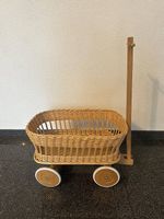 Holz-Puppenwagen mit Korbgeflecht