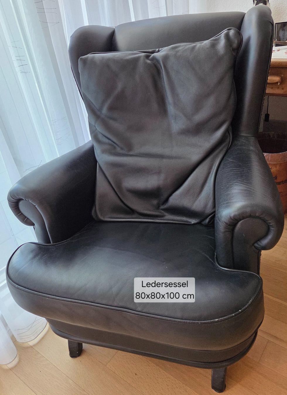 Poltrone: Massiver schwarzer Ledersessel mit grossem Lederkissen – Usato da Münsingen venduto da Ruth_52