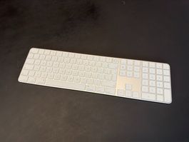 Apple Magic Keyboard mit Touch ID & Ziffern­block (English)