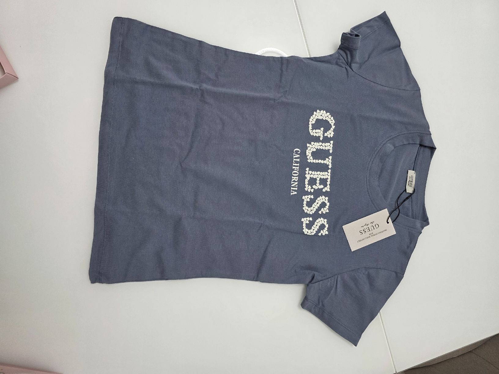 Guess T-Shirts: Guess T-shirt – Neu und originalverpackt aus Bern von Alicebeloto