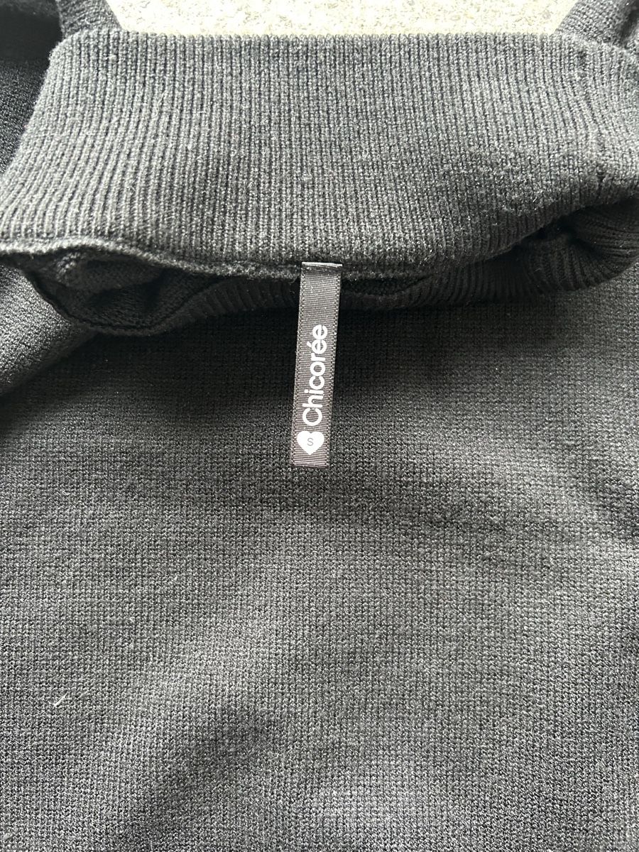Pullover & Sweatshirts: Schwarzer Turtle-Neck-Pulli – Gebraucht aus Aarau von megandris 1