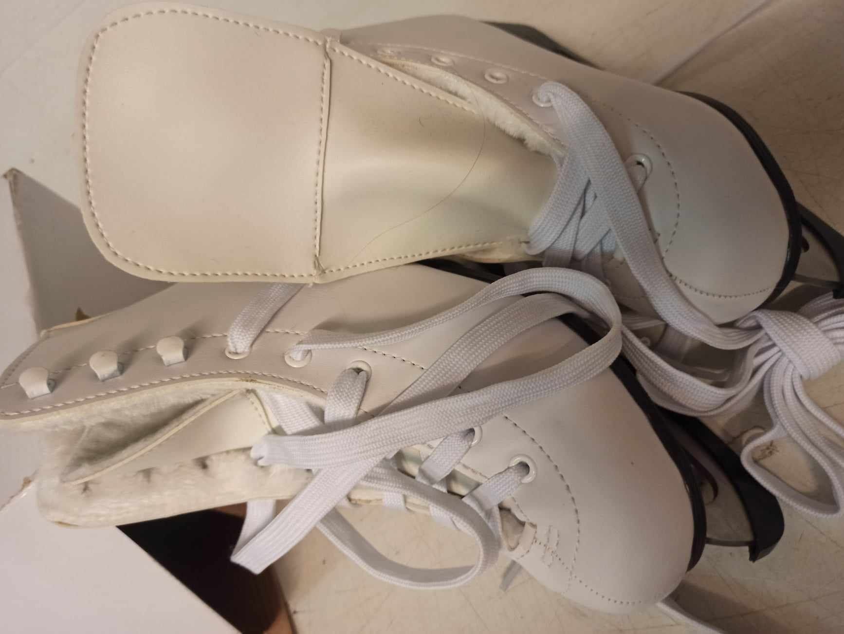 Pattini da ghiaccio: Patin à glace (nr 6) – Usato da La Chaux-de-Fonds venduto da Emmaus2300CDF 2