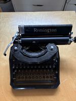 Schreibmaschine Remington schwarz mit Ersatzfarbbändern