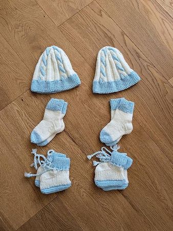 Zwei Handgestrickte Baby-Sets blau-weiss neu