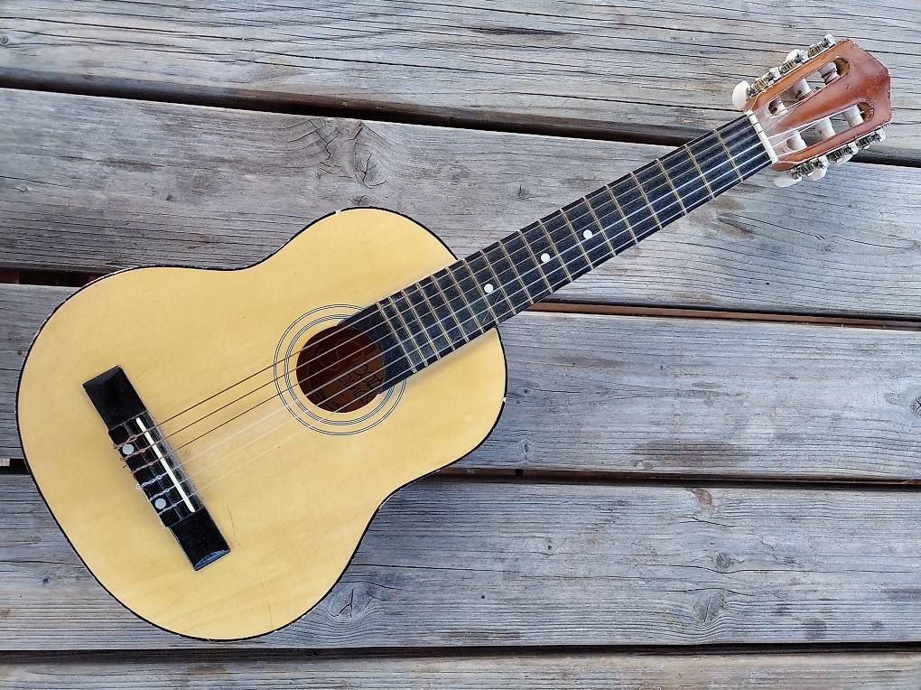Instruments de musique: Kindergitarre, Gitarre – D'occasion à Biel/Bienne par leg_2mby