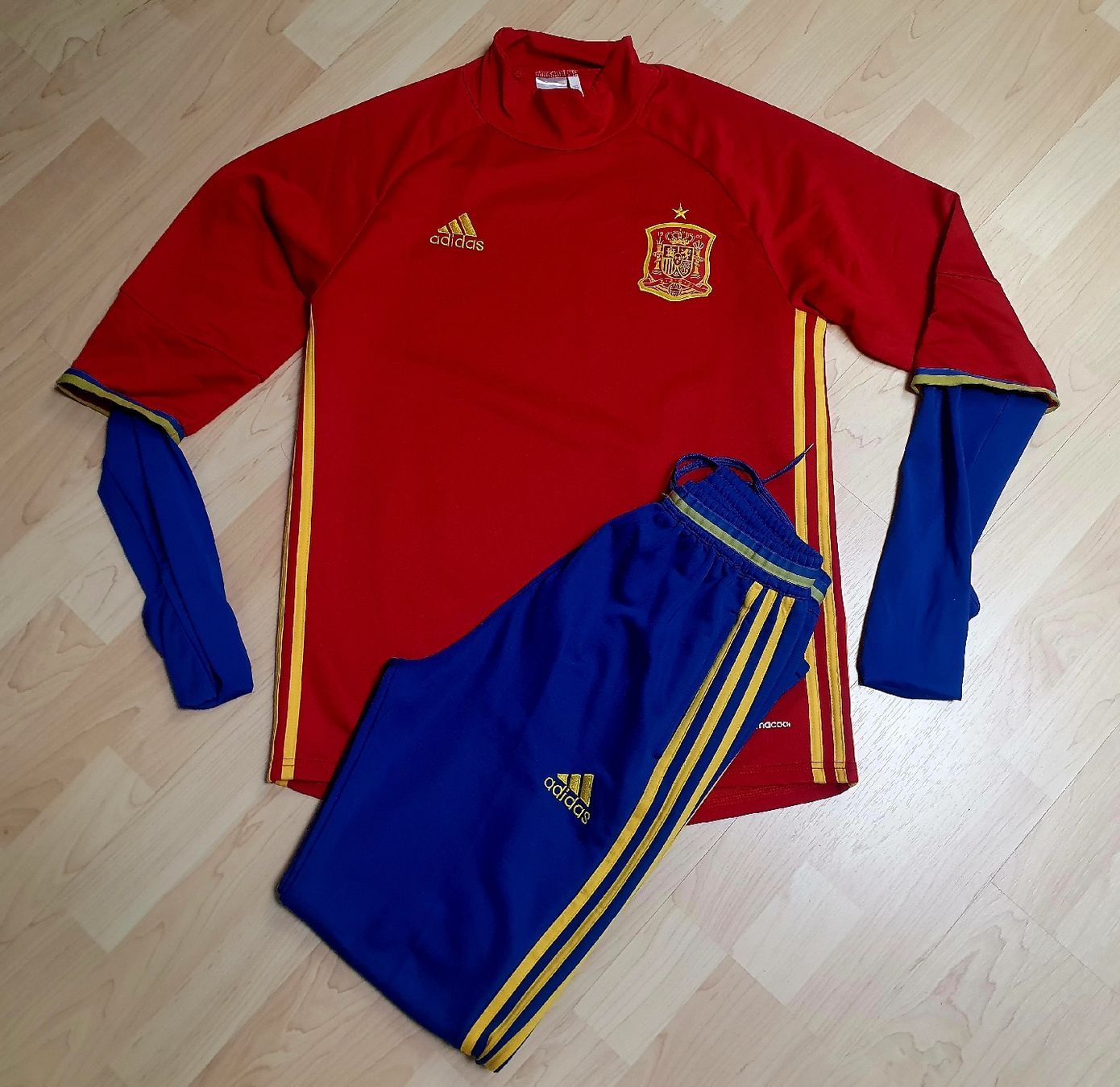 Completi: SPANIEN TRAININGSANZUG GRÖSSE M – Usato da St. Gallen venduto da CaliSunshine