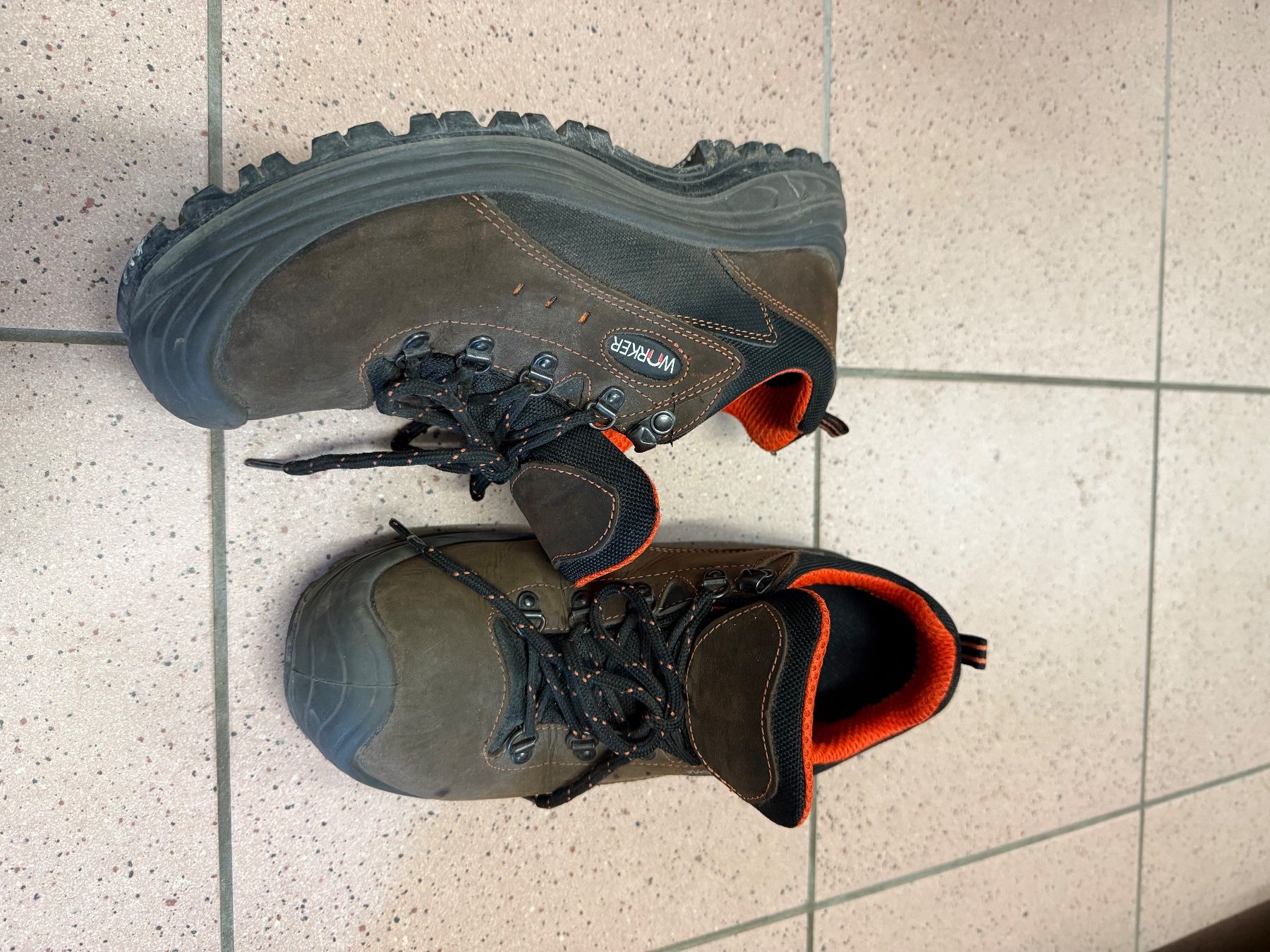 Scarpe da uomo: Sicherheitsschuhe Gr.42 – Usato da Bernhardzell venduto da Ferkel1 1