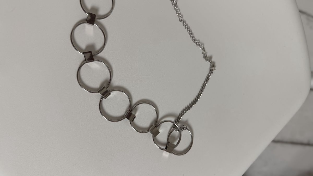 Ketten: Silver metal chain necklace with five interlocking rings – Gebraucht aus Knonau von Grapesvintage 3