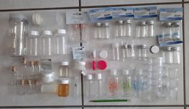 Ca. 50 kleine, runde Kunststoff- und Glasbehälter/Dosen