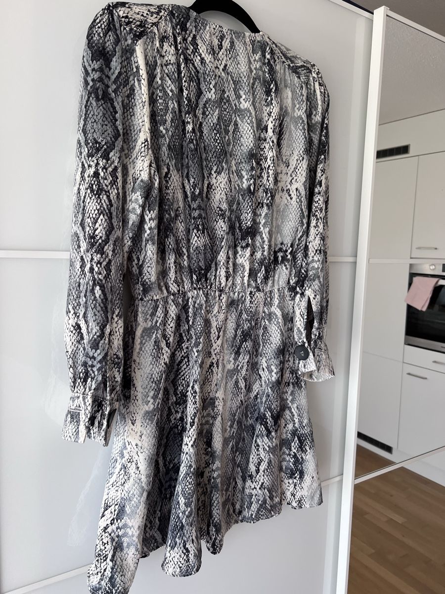 Zara Kleider: Zara Kleid Schlangenmuster Grösse M – Gebraucht aus Wil SG von xrnvani 4