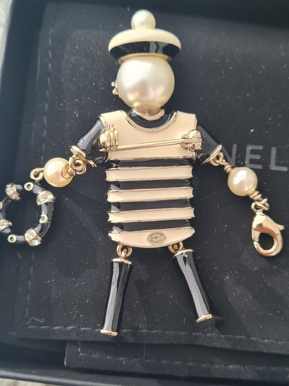 Chanel Spille & Fermagli: Seltene Chanel Brosche mit Rechnungscopie – Nuovo (secondo la descrizione) da Luzern venduto da annabelle25 2