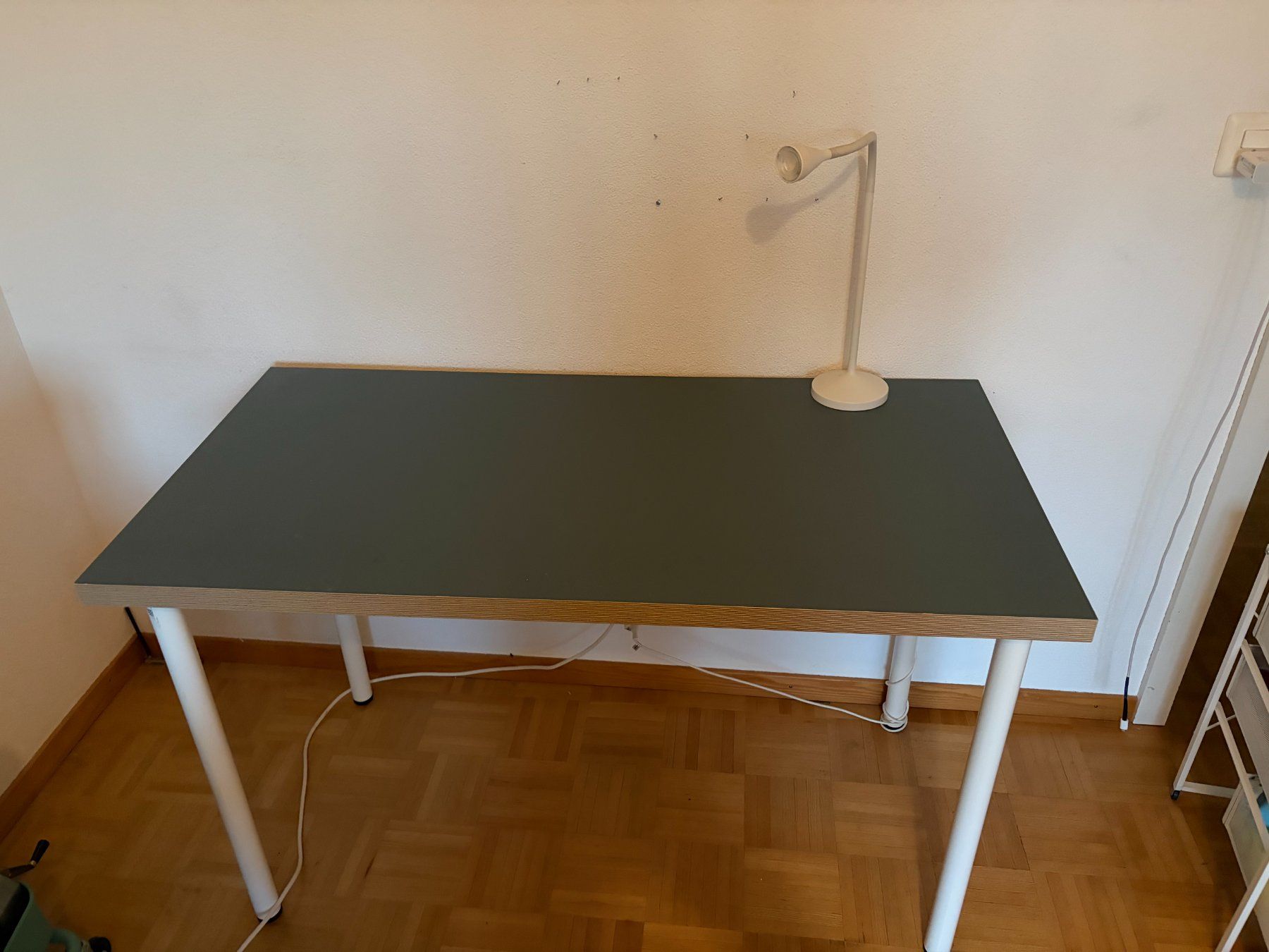 Ikea Bureaux: Tisch + Lampe – D'occasion à Ermensee par Paulina_