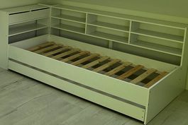 Weisses Bett 190x90cm mit Kopfteil und Bettkasten
