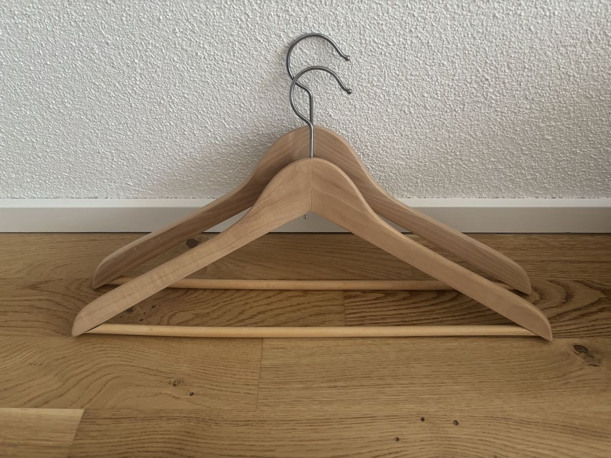Kleiderbügel: 3 Holz-Kleiderbügel – Neu (gemäss Beschreibung) aus Zug von volpo6300 1