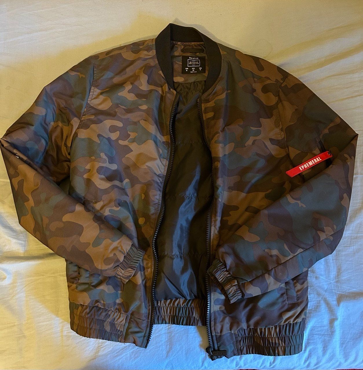 Bershka Giacche: Bomber mimetico Bershka / M – Usato da Giubiasco venduto da LorisVale