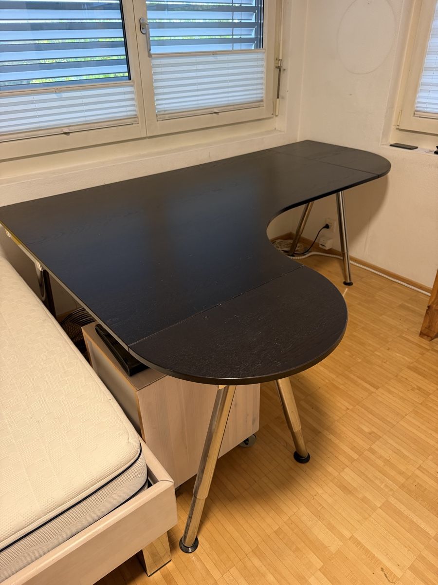 Schreibtisch in L-Form mit Holzplatte und Metallbeinen (D'occasion) à ...