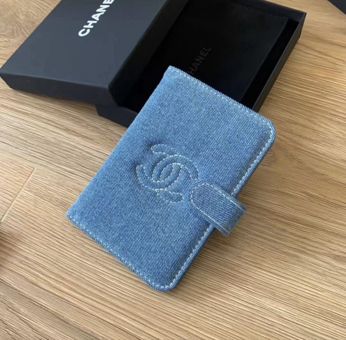 Borse: Chanel Denim Passport Holder – Nuovo e nell'imballaggio originale da Chur venduto da Madeys