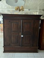 Schöner antiker Schrank aus dunklem Holz