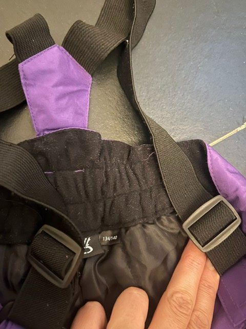 Pantaloni: violette Skihose Grösse 134/140 – Usato da Niederlenz venduto da nad_7g5w 2