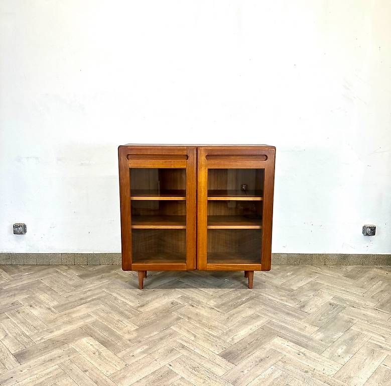 Vetrine: Mid Century dänische teak Vitrine – Usato da basel venduto da vintory.ch