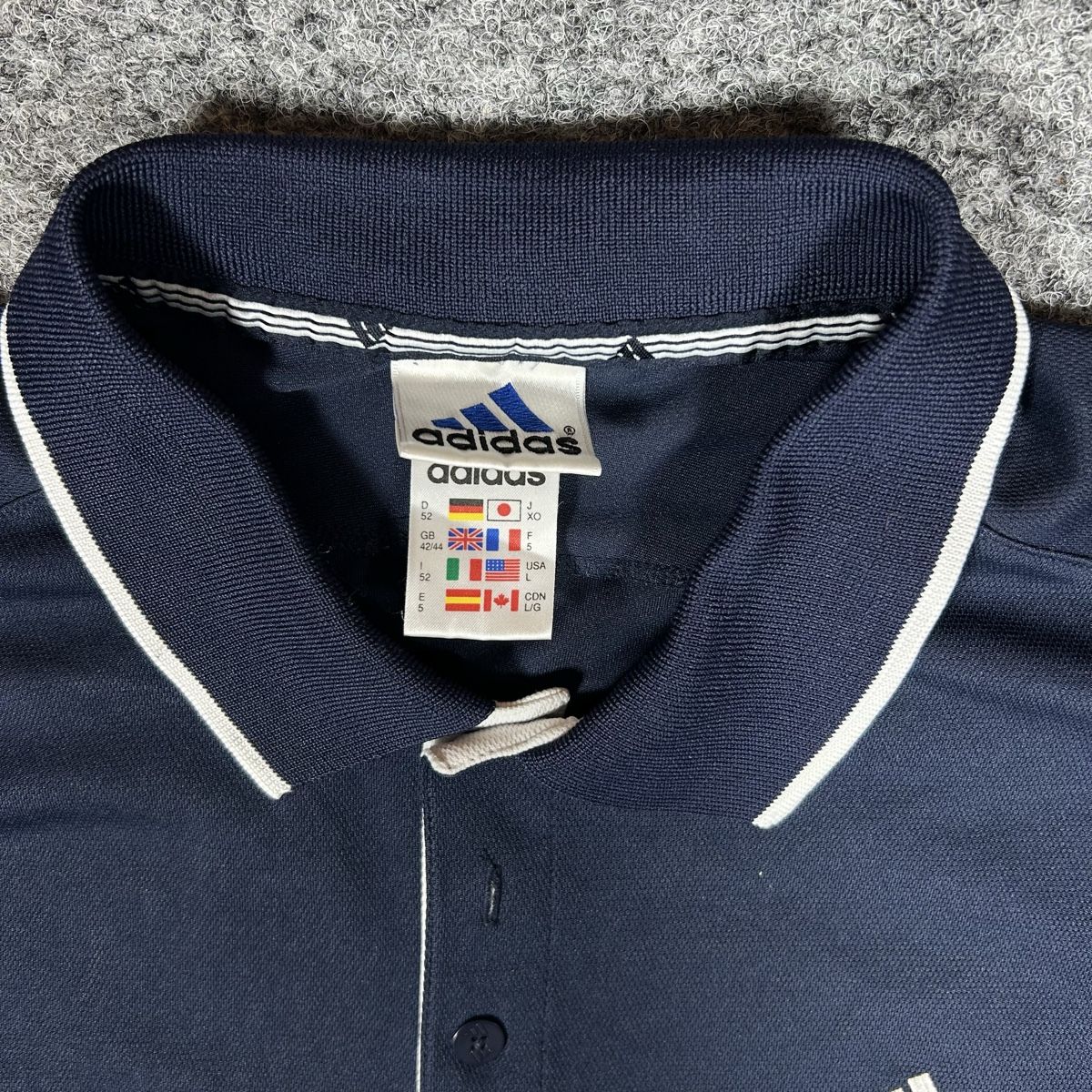 Adidas Magliette Polo: 2000s polo Adidas  – Nuovo (secondo la descrizione) da La Sagne NE venduto da Matlasape 1