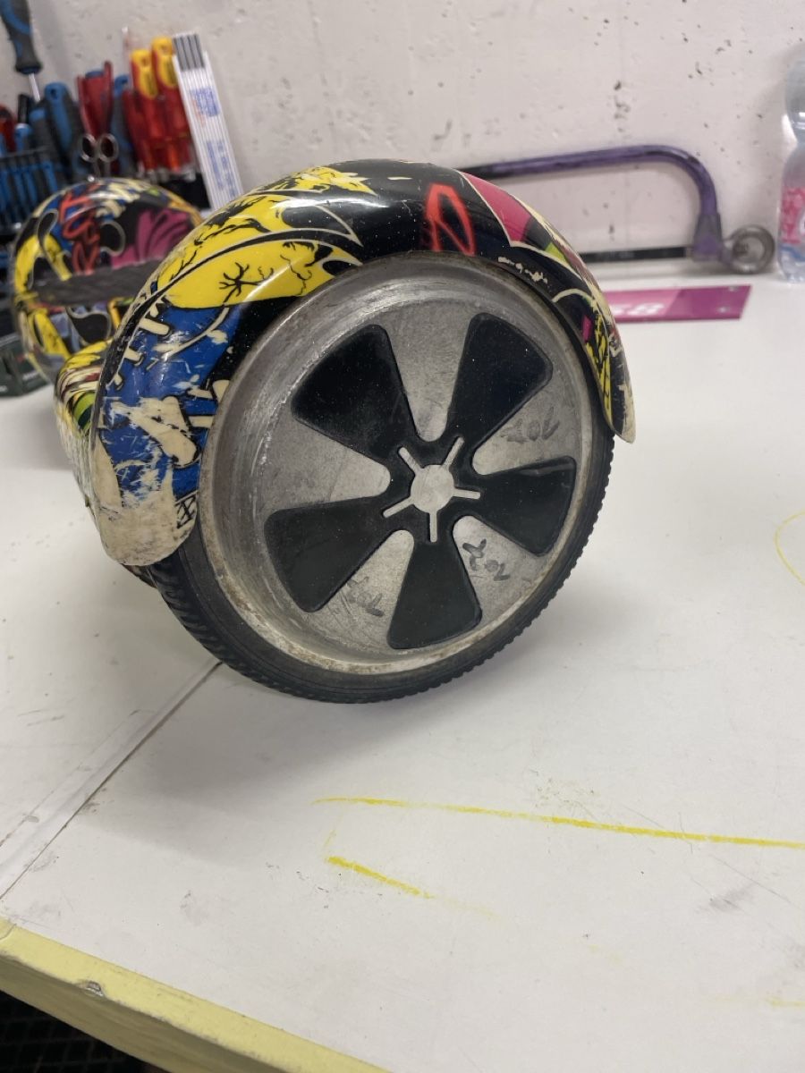 Hoverboard: Hoverboard mit Graffiti-Design gebraucht ( mit Ladekabel) – Usato da Frauenfeld venduto da sve_r5qv 3
