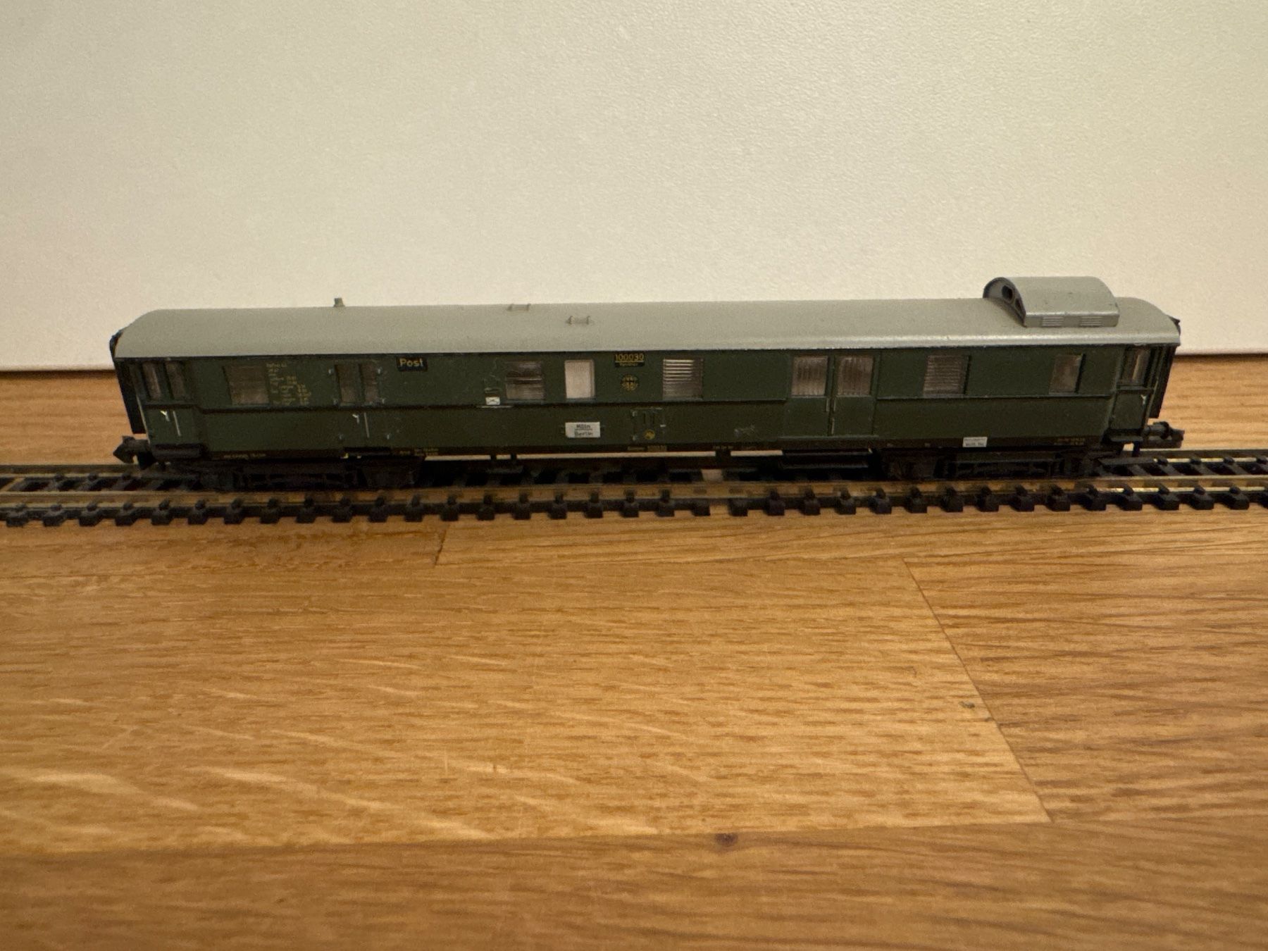 Trix Modellini di ferrovie: Minitrix 3152 DB Pack- und Postwagen – Usato da Schlierbach venduto da Look8 3