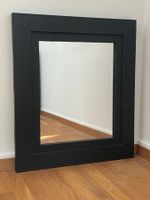 Wandspiegel mit schwarzem Rahmen 64 × 74 cm