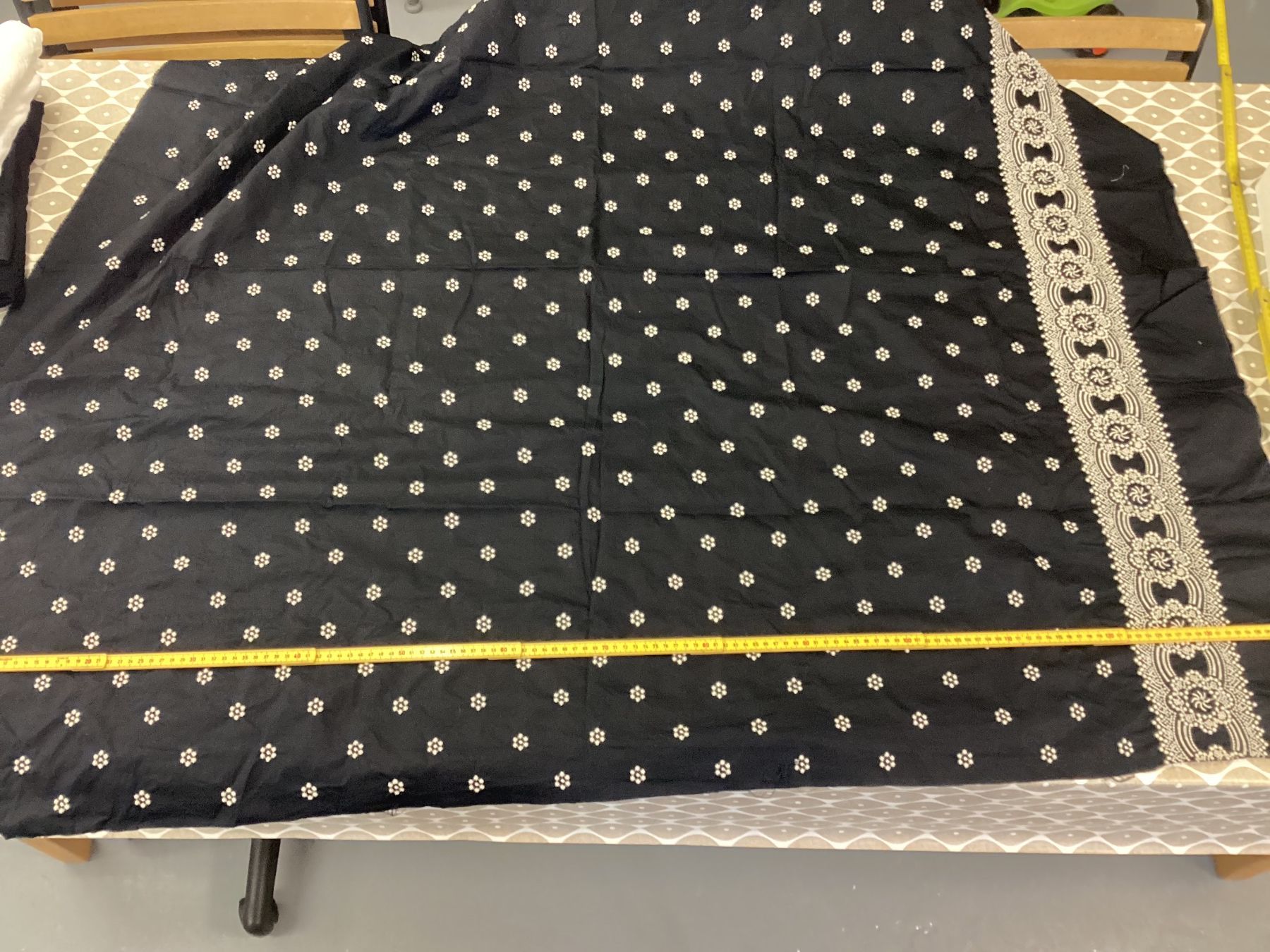 Tissus: Kleiderstoff mit Stickbordüre – D'occasion à Zürich par orella79