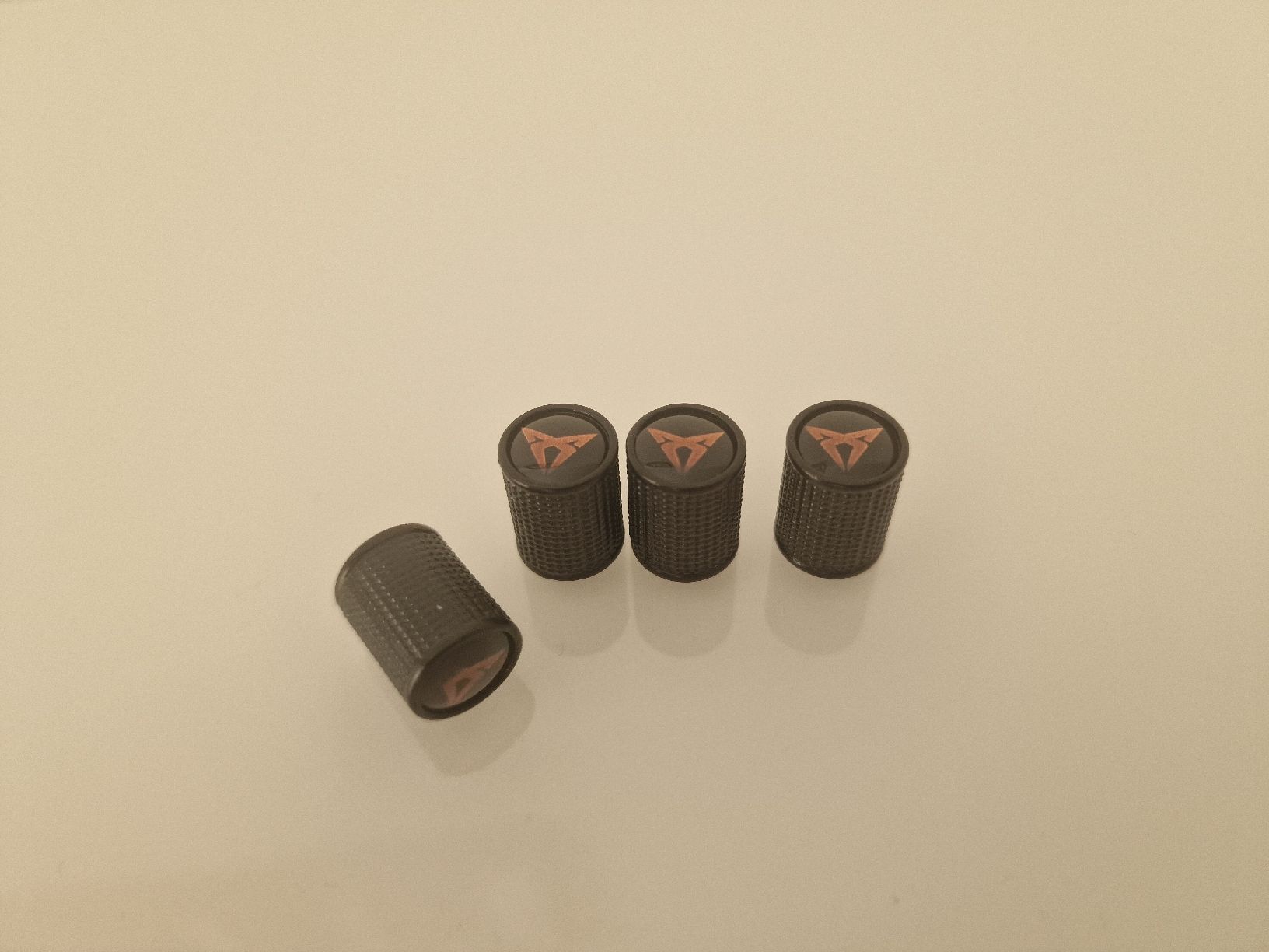 Cupra Alle Autoersatzteile: Ventilkappen , ( Cupra Logo ) schwarz – Neu und originalverpackt aus Sissach von  3