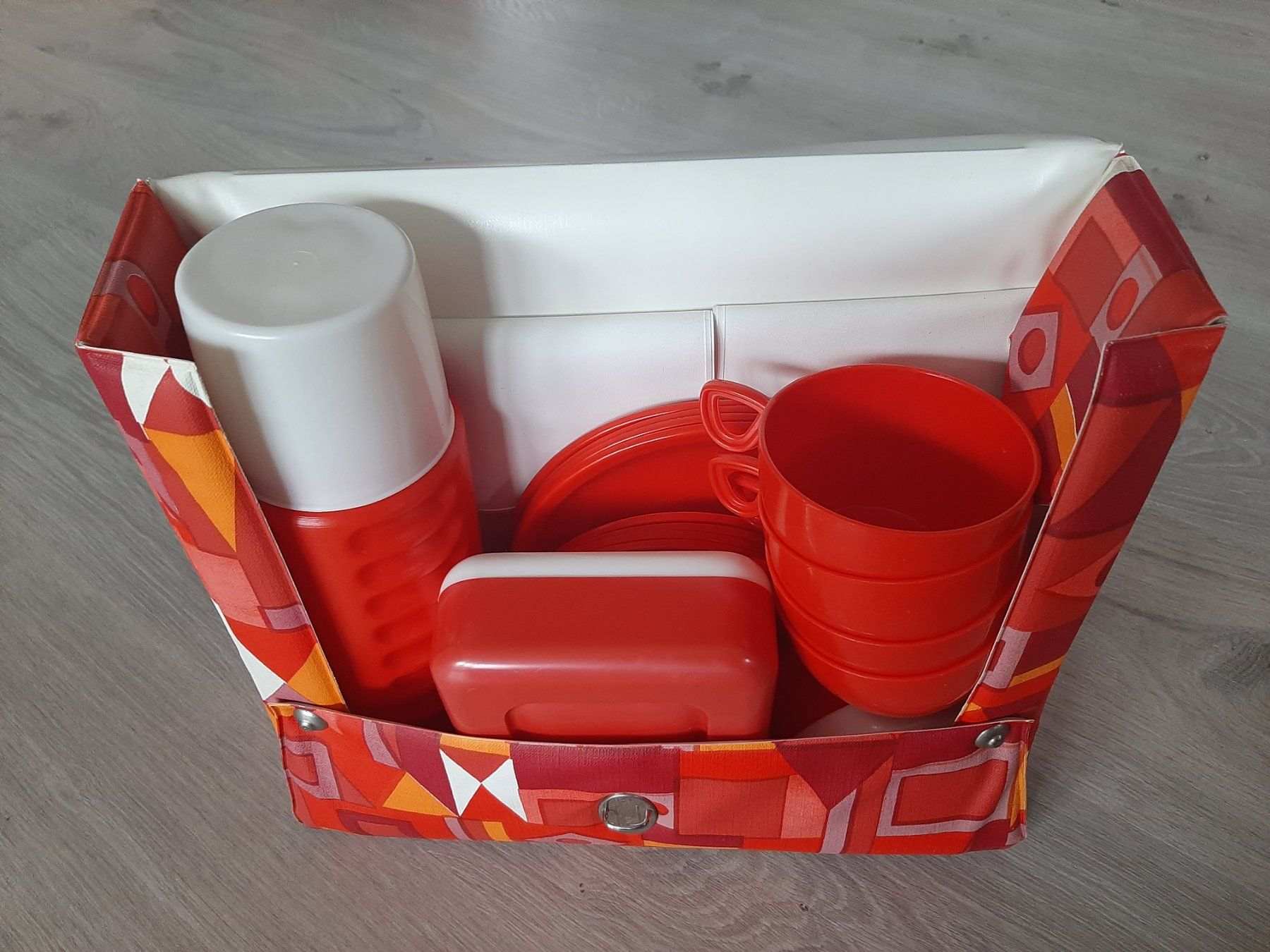 Geschirrsets: Space Age 60er 70er Vintage Oldtimer Camping Picknick Set – Gebraucht aus Erschwil von Karabella 6