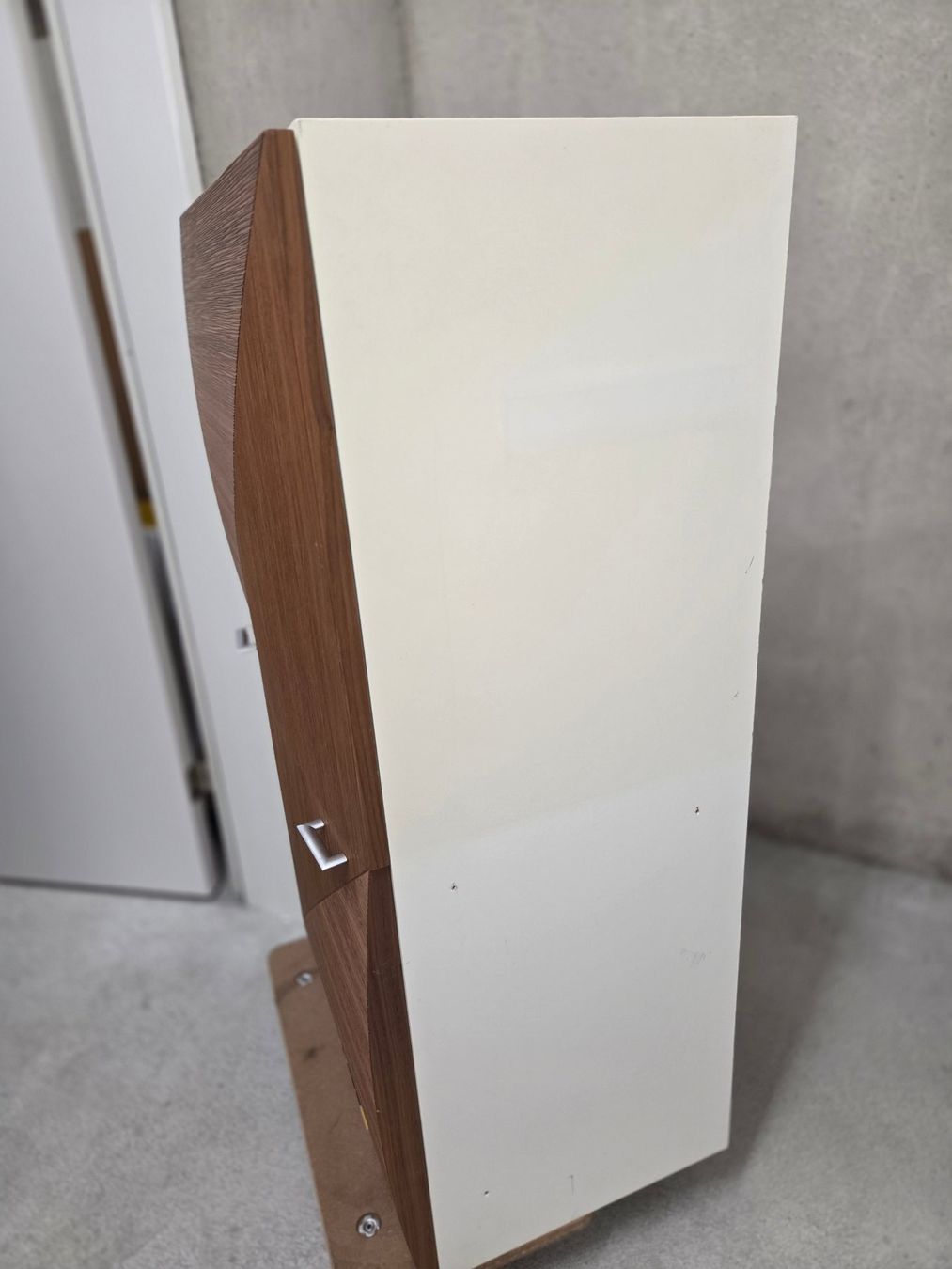 TV Möbel: TV Wall cabinet white with 2 doors walnut effect – Gebraucht aus Gockhausen von Alv_cer 8