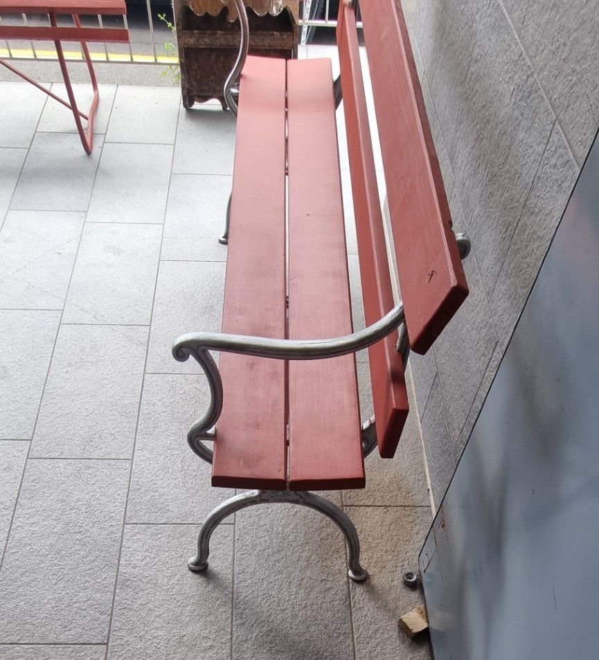 Panchine: Wunderschöne Gartenbank mit Gussfüssen. – Usato da Flums venduto da Flumsantik 2