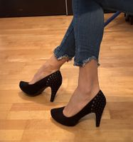 Schwarze Wildleder-Pumps mit Nieten, Grösse 40, Top! (50)
