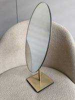 Petit miroir de coiffeuse sur pied 