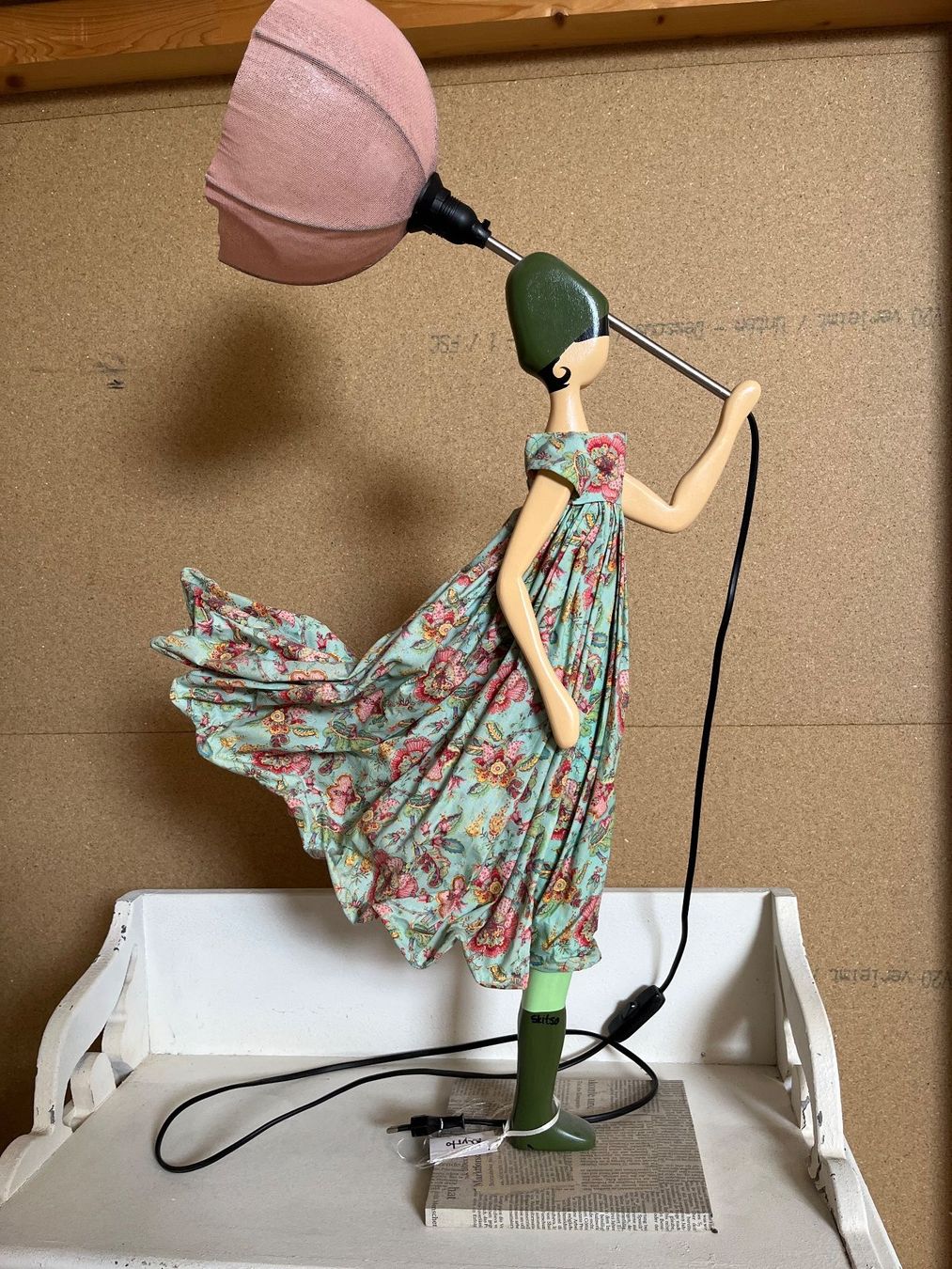 Lampes: Hübsche Deko-Lampe mit Figur und Blumen-Kleid – D'occasion à Derendingen par Sabine16