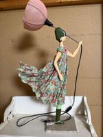 Hübsche Deko-Lampe mit Figur und Blumen-Kleid