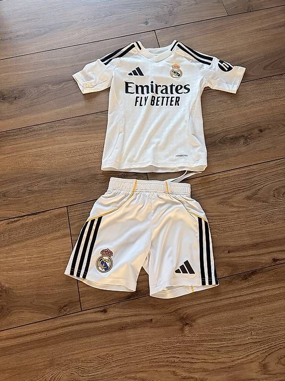 Maillots de corps & Pantalons: Trikot Real Madrid – D'occasion à Therwil par Simoliveri