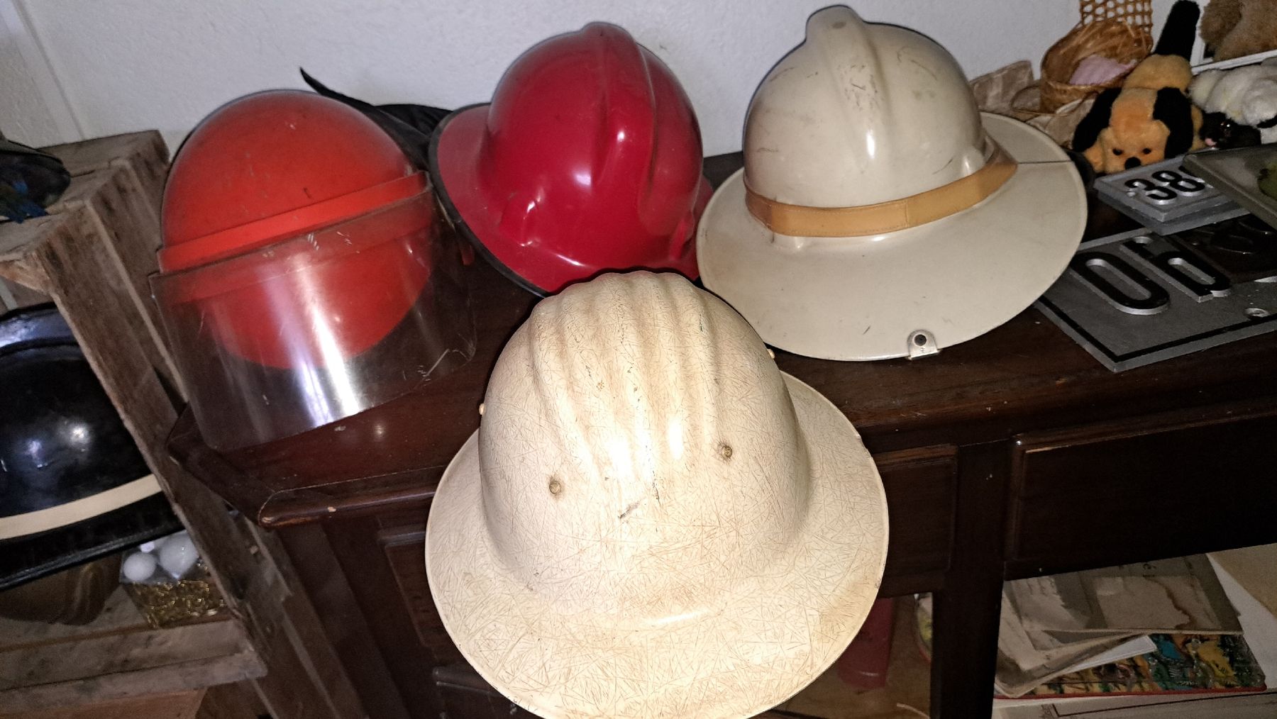 Pompieri: 5 Vintage Feuerwehrhelme  – Usato da Kölliken venduto da Upcycling-by-Mc-TAM