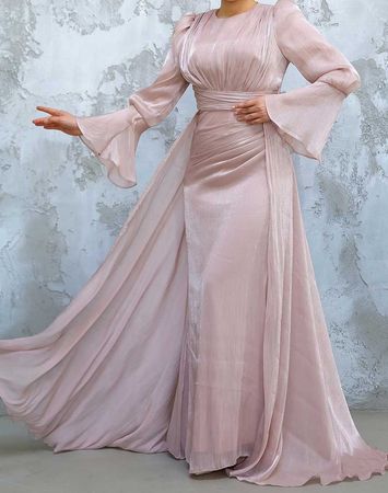 Elegantes, lachsfarbenes Abendkleid mit Trompetenärmeln