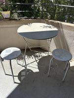Gartentisch rund und 2 Hocker