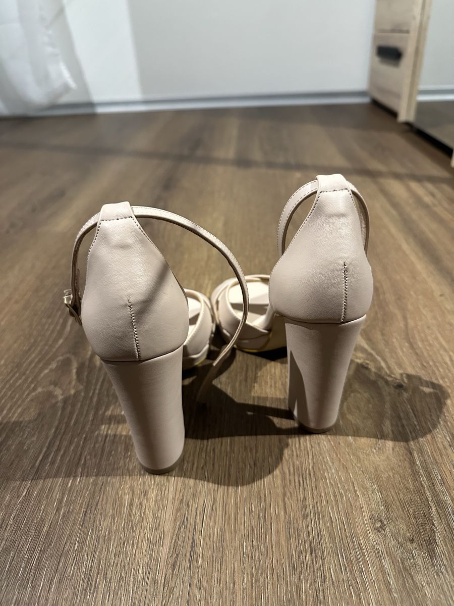 Dosenbach Scarpe da donna: Neu! Sandalen Hellbeige – Gr. 37 – Nuovo e nell'imballaggio originale da Kölliken venduto da mar_8jjj 2